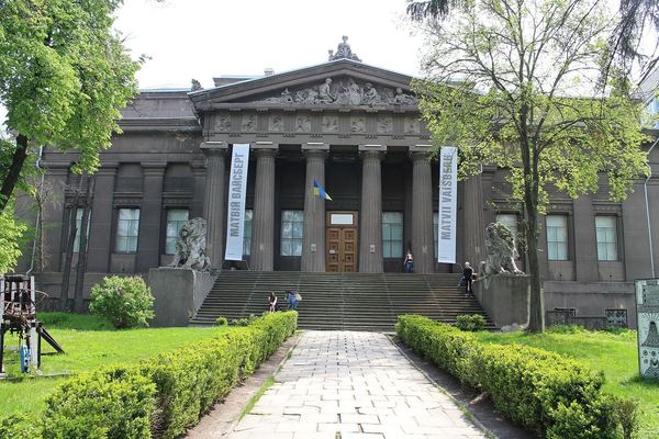 Неоклассическое здание художественного музея с колоннами и львами