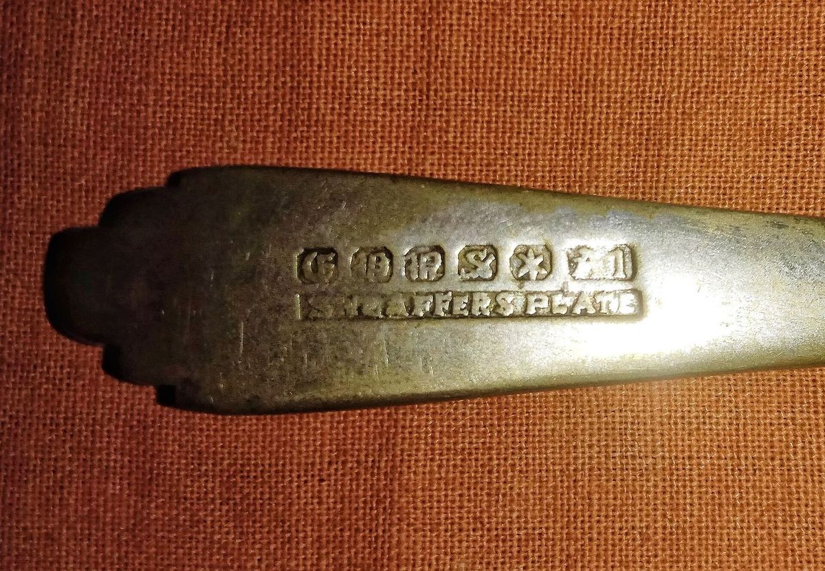 Старинная серебряная ложка с клеймами крупным планом